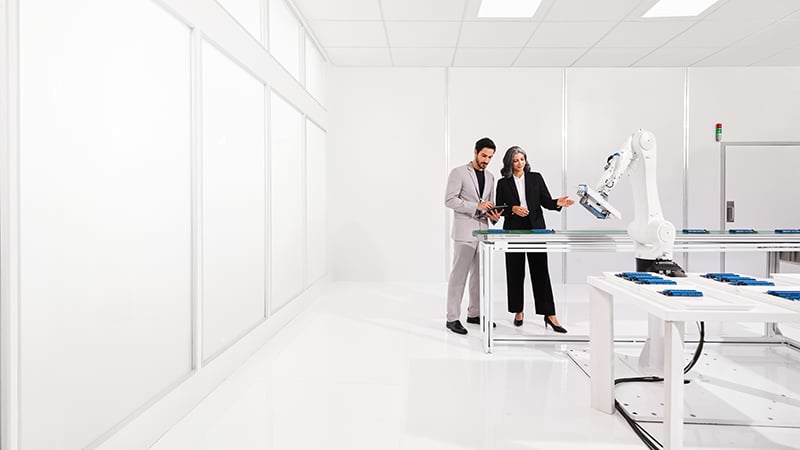 Bilde av to personer ved en modell av en bygning